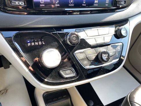 Used 2023 Chrysler Pacifica Touring-L image 28