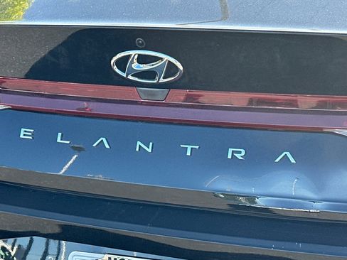 Used 2022 Hyundai Elantra SE FWD image 24