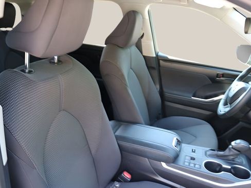 Used 2025 Toyota Highlander LE FWD image 21