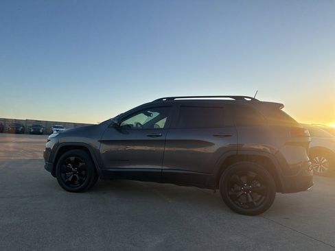 Used 2018 Jeep Cherokee Latitude w/ Altitude Package image 12
