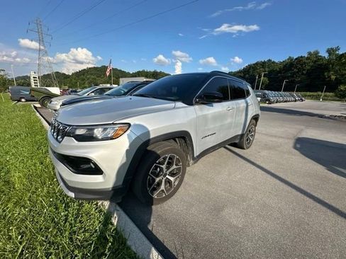 Used 2025 Jeep Compass Limited AWD/4WD image 5