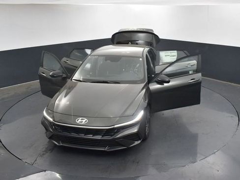 Used 2025 Hyundai Elantra Sport image 36