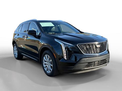 Used 2023 Cadillac XT4 Luxury w/ Cold Weather Package image 7