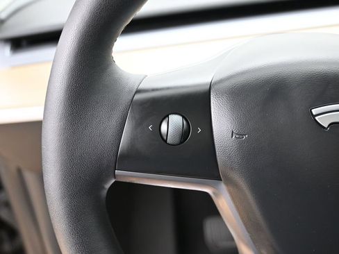 Used 2023 Tesla Model Y Long Range AWD/4WD image 23