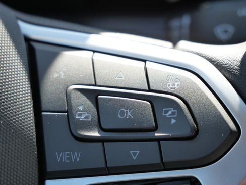 Certified 2022 Volkswagen Taos SE image 32