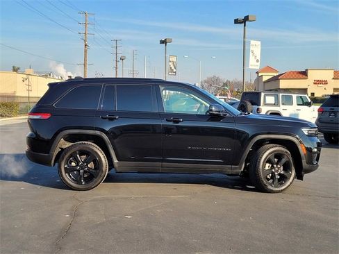 Used 2023 Jeep Grand Cherokee Limited w/ Black Appearance Package image 4