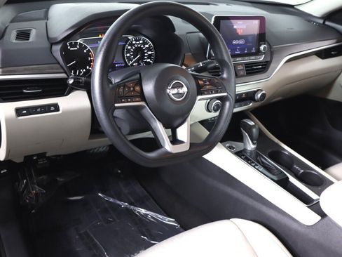 Used 2025 Nissan Altima 2.5 SV FWD image 9