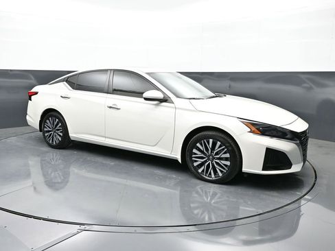 Used 2024 Nissan Altima 2.5 SV w/ SV Premium Package AWD/4WD image 5
