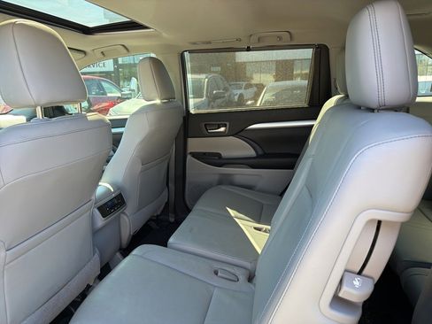 Used 2016 Toyota Highlander XLE image 18