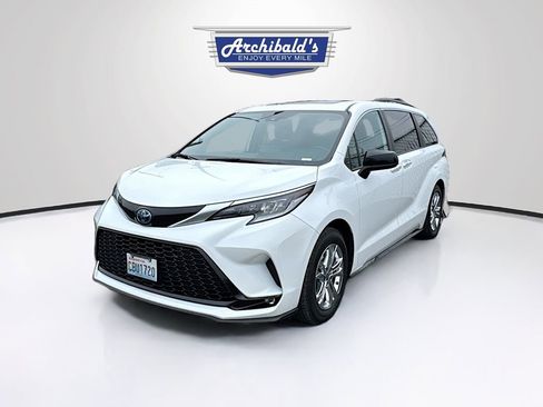 Used 2022 Toyota Sienna XSE w/ XSE Plus Package image 2