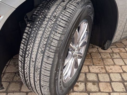 Used 2023 Buick Enclave Essence image 10