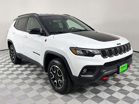 Used 2024 Jeep Compass Trailhawk AWD/4WD image 7