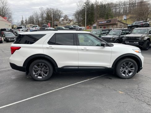 Used 2021 Ford Explorer XLT w/ Equipment Group 202A image 5