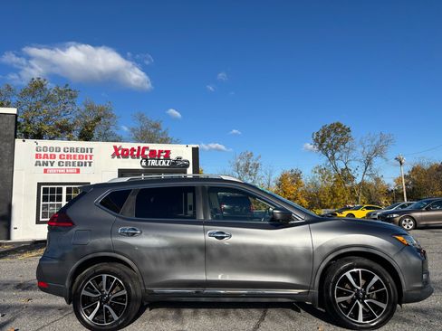 Used 2018 Nissan Rogue SL w/ Premium Package image 1