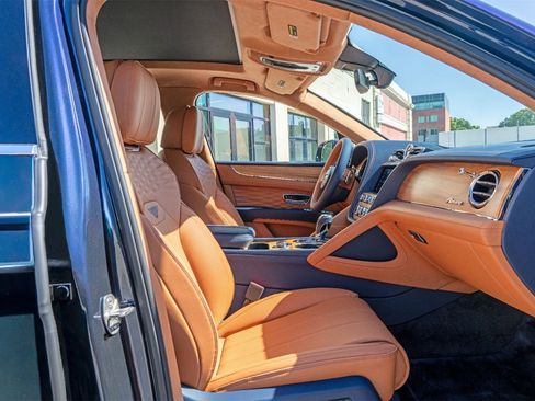 Used 2024 Bentley Bentayga image 6