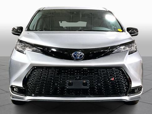 Certified 2022 Toyota Sienna LE image 3
