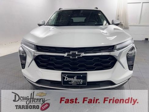 New 2025 Chevrolet Trax LT w/ Sunroof Package image 2