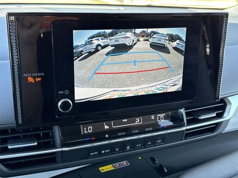 Used 2025 Toyota Sienna LE image 24