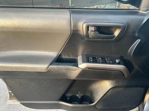 Used 2017 Toyota Tacoma SR5 w/ Tow Package image 10