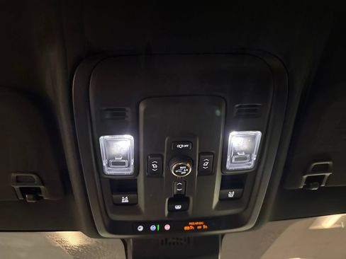 Used 2025 GMC Yukon Denali w/ Sun & Power Step Package RWD image 16