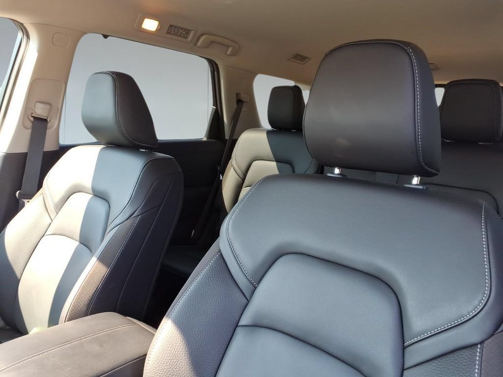 Used 2025 Nissan Pathfinder SL FWD image 17