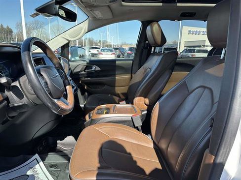 Used 2017 Chrysler Pacifica Limited image 10