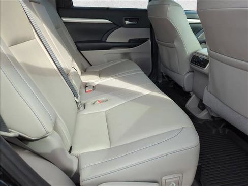 Used 2019 Toyota Highlander XLE image 24