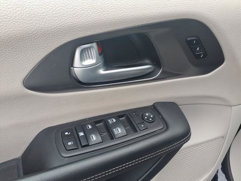 Used 2024 Chrysler Pacifica Touring-L image 24