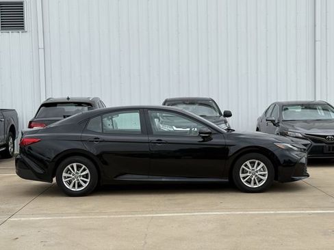 Used 2025 Toyota Camry LE image 3