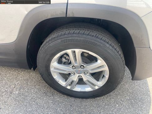 Used 2024 GMC Terrain SLE w/ Driver Convenience Package AWD/4WD image 9