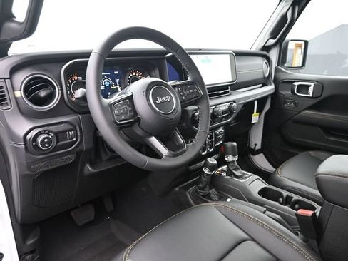 Used 2025 Jeep Gladiator Sport AWD/4WD image 8