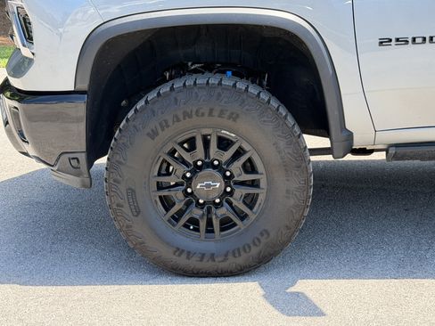 Used 2024 Chevrolet Silverado 2500 ZR2 AWD/4WD image 11