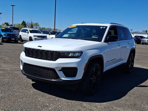 Used 2023 Jeep Grand Cherokee Altitude image 5