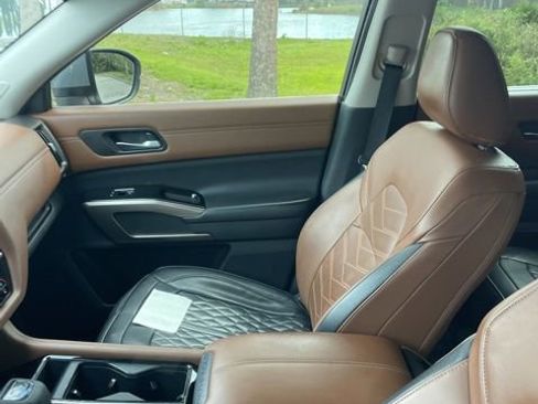 Used 2024 Nissan Pathfinder Platinum image 9