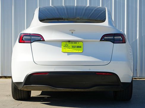 Used 2021 Tesla Model Y Long Range image 11