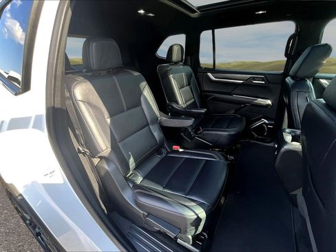 Used 2025 GMC Acadia Elevation w/ Elevation Premium Package image 16