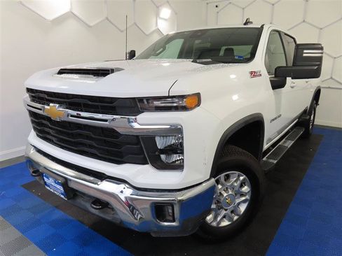 Used 2025 Chevrolet Silverado 2500 LT AWD/4WD image 4