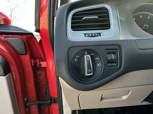 Used 2016 Volkswagen Golf SE image 38