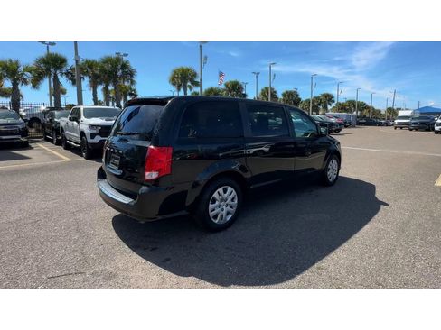 Used 2019 Dodge Grand Caravan SE image 2