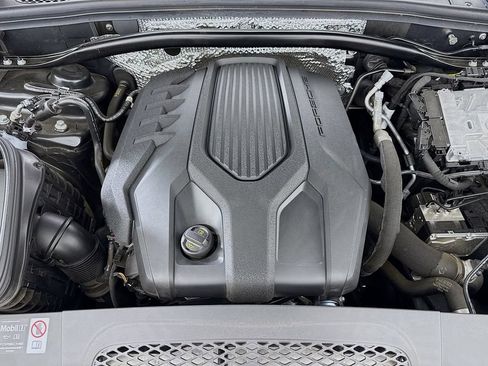 Certified 2025 Porsche Macan AWD/4WD image 32