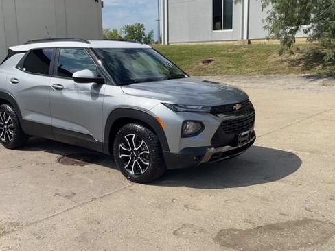 Used 2023 Chevrolet TrailBlazer ACTIV FWD image 2