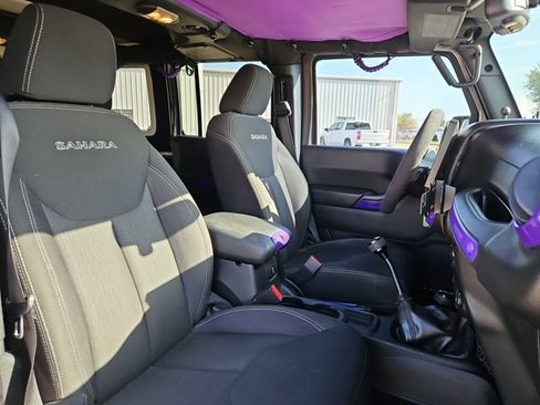 Used 2016 Jeep Wrangler Unlimited Sahara w/ Connectivity Group AWD/4WD image 19