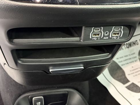 Used 2025 Chrysler Pacifica Select image 23