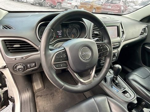 Used 2019 Jeep Cherokee Latitude Plus image 12