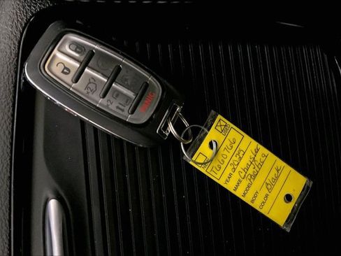Used 2025 Chrysler Pacifica Limited FWD image 11