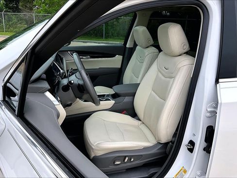 Used 2022 Cadillac XT6 Premium Luxury w/ Technology Package FWD image 8