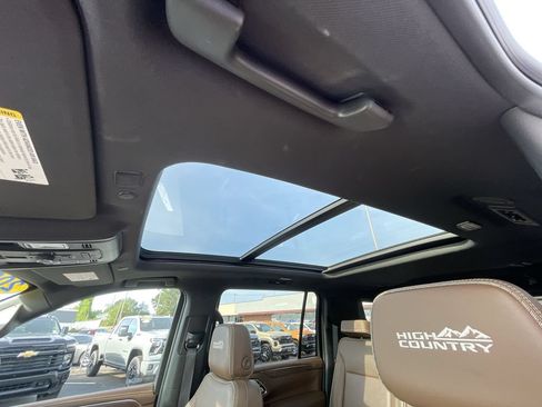 Certified 2022 Chevrolet Suburban High Country AWD/4WD image 19