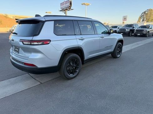 New 2025 Jeep Grand Cherokee L Laredo image 6