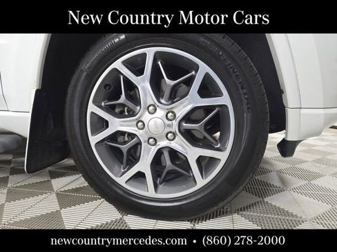 Used 2020 Jeep Grand Cherokee Overland AWD/4WD image 2