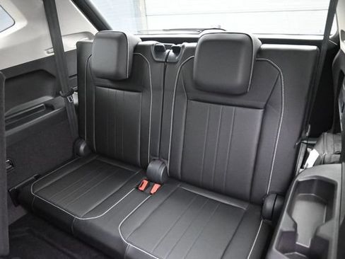 Used 2023 Volkswagen Tiguan SE w/ Panoramic Sunroof Package FWD image 30
